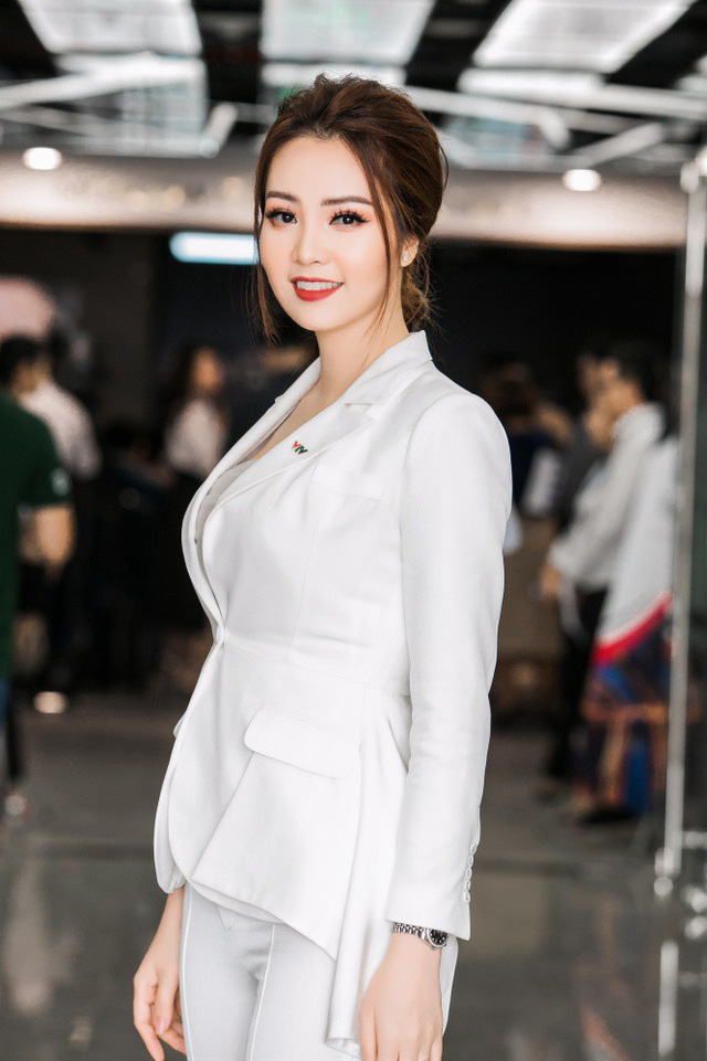 Thuỵ Vân đi xe sang làm MC sau sự cố ngã trên sóng - Ảnh 4. Thuỵ Vân đi xe sang làm MC sau sự cố ngã trên sóng - Ảnh 4.