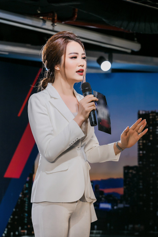 Thuỵ Vân đi xe sang làm MC sau sự cố ngã trên sóng - Ảnh 10. Thuỵ Vân đi xe sang làm MC sau sự cố ngã trên sóng - Ảnh 10.