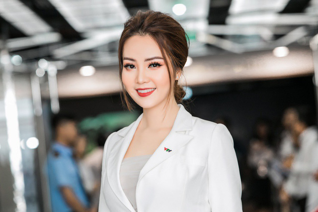 Thuỵ Vân đi xe sang làm MC sau sự cố ngã trên sóng - Ảnh 24. Thuỵ Vân đi xe sang làm MC sau sự cố ngã trên sóng - Ảnh 24.