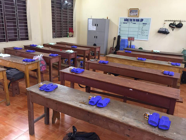 Học sinh Hải Phòng tặng dép tổ ong làm quà 20/10 cho các bạn nữ - Ảnh 2. Học sinh Hải Phòng tặng dép tổ ong làm quà 20/10 cho các bạn nữ - Ảnh 2.