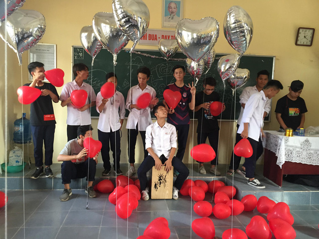 Học sinh Hải Phòng tặng dép tổ ong làm quà 20/10 cho các bạn nữ - Ảnh 4. Học sinh Hải Phòng tặng dép tổ ong làm quà 20/10 cho các bạn nữ - Ảnh 4.