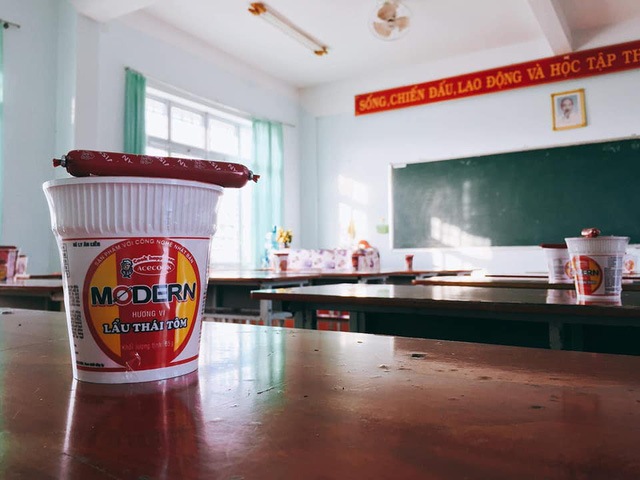 Học sinh Hải Phòng tặng dép tổ ong làm quà 20/10 cho các bạn nữ - Ảnh 10. Học sinh Hải Phòng tặng dép tổ ong làm quà 20/10 cho các bạn nữ - Ảnh 10.