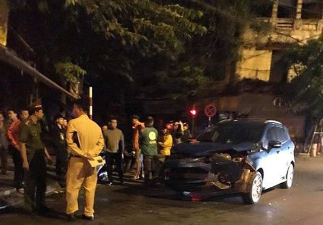 Tai nạn si&ecirc;u xe tiền tỷ, va chạm kinh ho&agrave;ng li&ecirc;n tục đến với sao Việt - Ảnh 8.