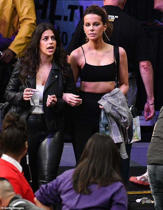 Kate Beckinsale bốc lửa khi đi xem b&oacute;ng rổ - Ảnh 2.