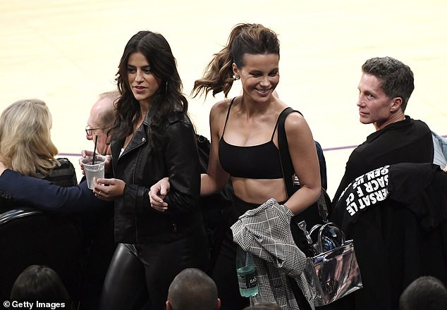 Kate Beckinsale bốc lửa khi đi xem b&oacute;ng rổ - Ảnh 6.