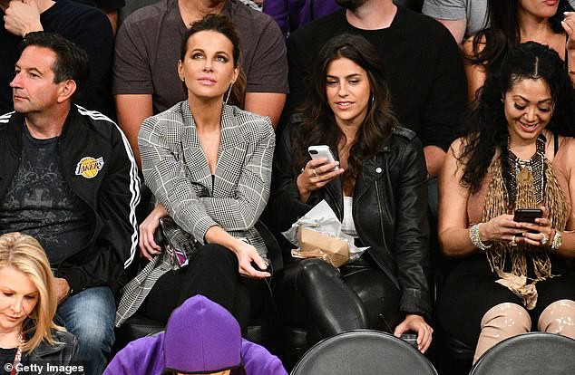 Kate Beckinsale bốc lửa khi đi xem b&oacute;ng rổ - Ảnh 8.