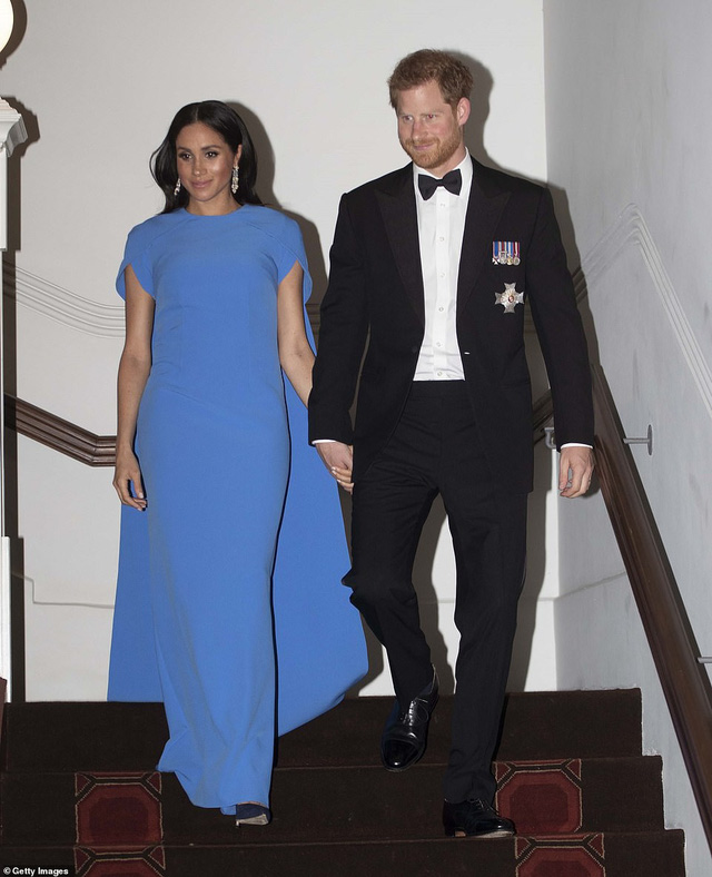 Meghan Markle thanh lịch trong bộ váy xanh - Ảnh 4. Meghan Markle thanh lịch trong bộ váy xanh - Ảnh 4.