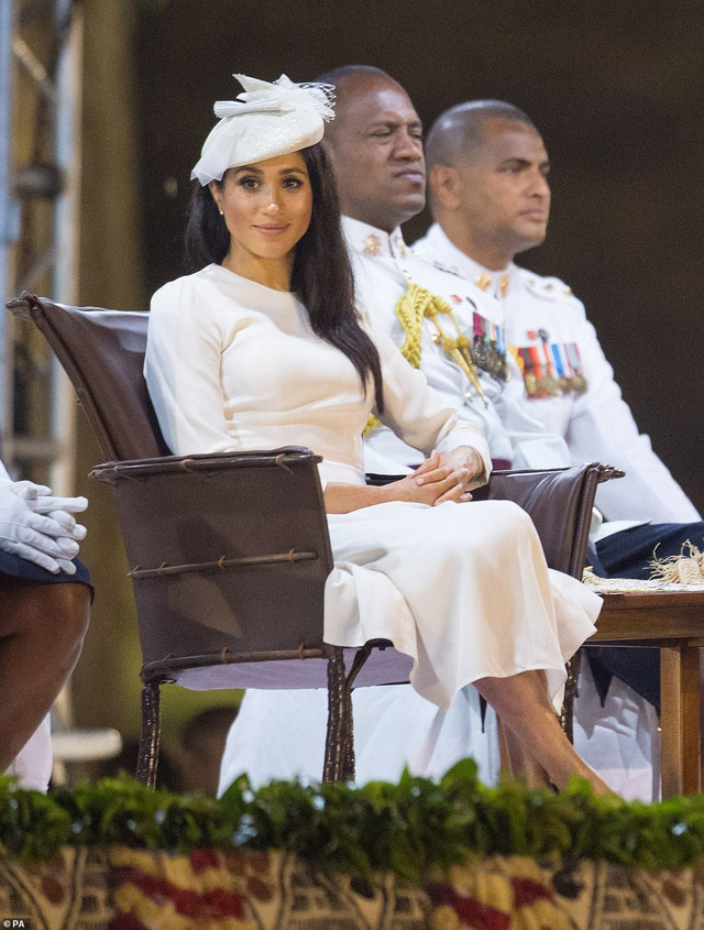 Meghan Markle thanh lịch trong bộ váy xanh - Ảnh 8. Meghan Markle thanh lịch trong bộ váy xanh - Ảnh 8.