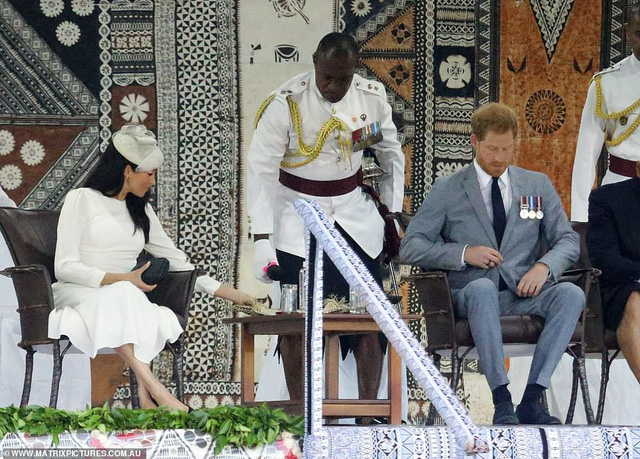 Meghan Markle thanh lịch trong bộ váy xanh - Ảnh 10. Meghan Markle thanh lịch trong bộ váy xanh - Ảnh 10.