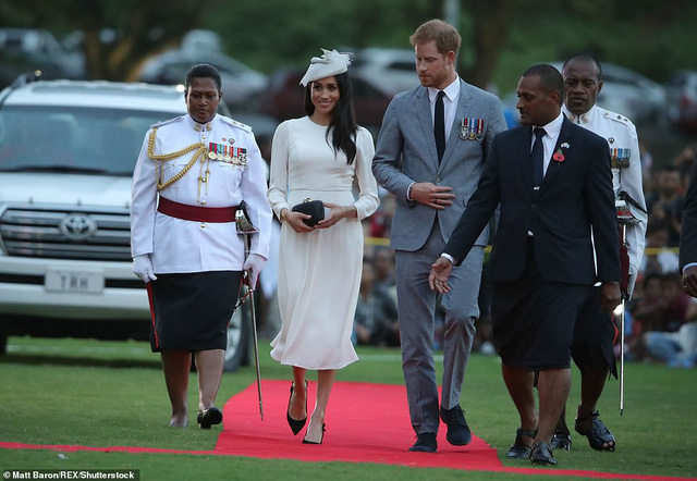 Meghan Markle thanh lịch trong bộ váy xanh - Ảnh 14. Meghan Markle thanh lịch trong bộ váy xanh - Ảnh 14.