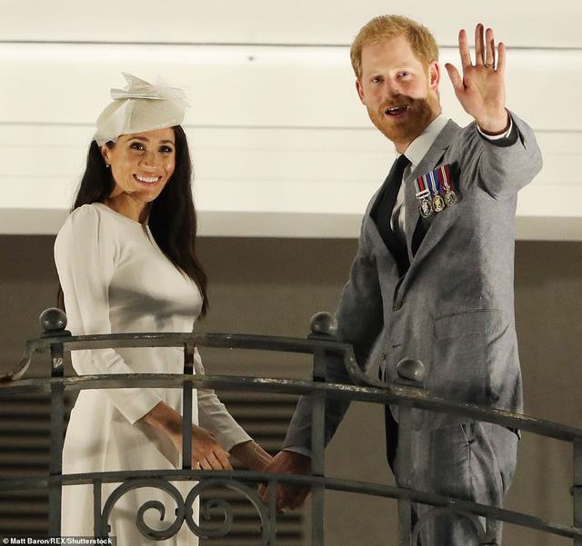 Meghan Markle thanh lịch trong bộ váy xanh - Ảnh 16. Meghan Markle thanh lịch trong bộ váy xanh - Ảnh 16.