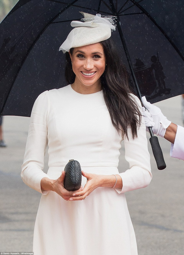Meghan Markle thanh lịch trong bộ váy xanh - Ảnh 18. Meghan Markle thanh lịch trong bộ váy xanh - Ảnh 18.