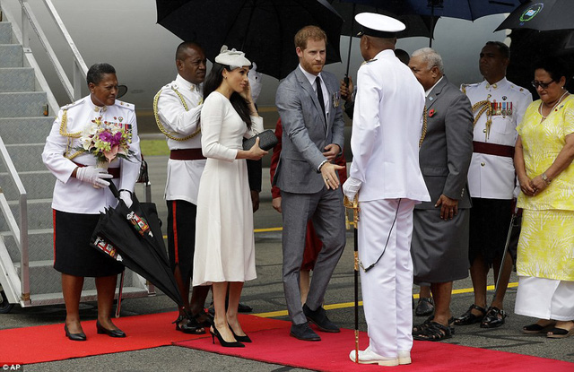 Meghan Markle thanh lịch trong bộ váy xanh - Ảnh 24. Meghan Markle thanh lịch trong bộ váy xanh - Ảnh 24.