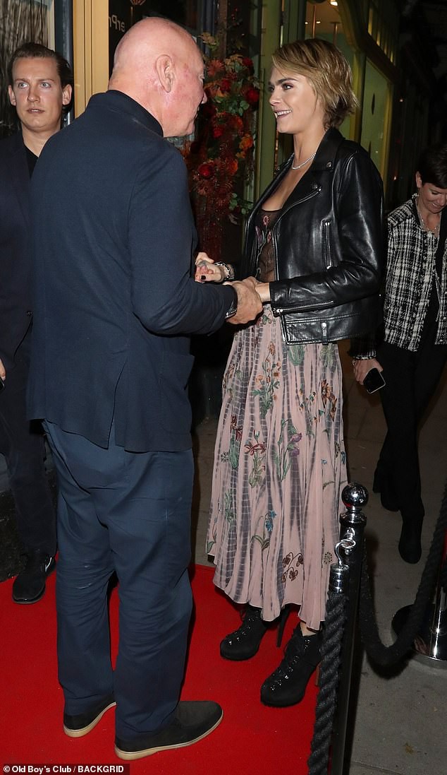 Cara Delevingne bất ngờ mặc gợi cảm - Ảnh 8.