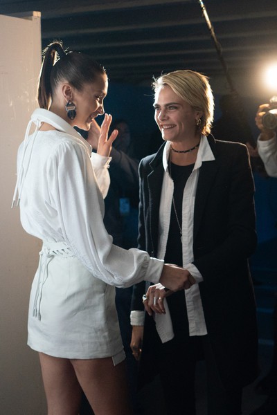 Cara Delevingne bất ngờ mặc gợi cảm - Ảnh 16.
