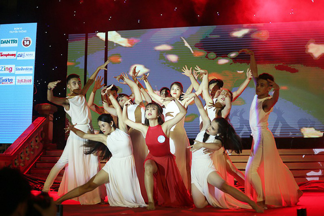 Lộ diện cặp đ&ocirc;i đăng quang T&agrave;i sắc Phương Đ&ocirc;ng 2018 - Ảnh 22.