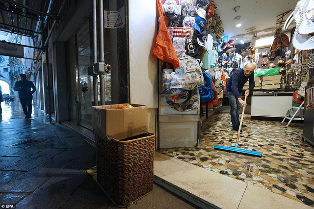 Clip th&uacute; vị ghi lại cảnh &ldquo;ăn chơi&rdquo; kh&ocirc;ng sợ... ngập nước - Ảnh 8.