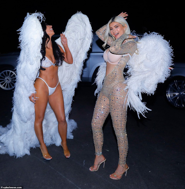 Chị em nhà Kardashians hóa thân thành thiên thần Victorias Secret - Ảnh 10. Chị em nhà Kardashians hóa thân thành thiên thần Victorias Secret - Ảnh 10.