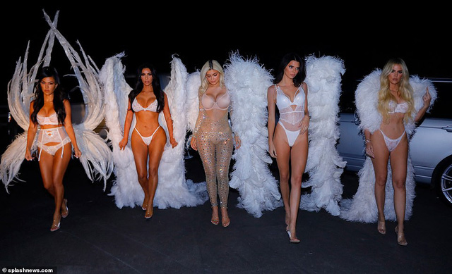 Chị em nhà Kardashians hóa thân thành thiên thần Victorias Secret - Ảnh 12. Chị em nhà Kardashians hóa thân thành thiên thần Victorias Secret - Ảnh 12.