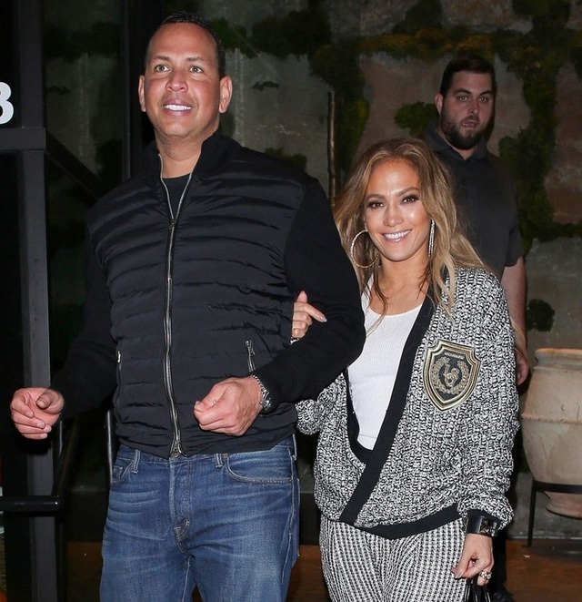 Jennifer Lopez khoe d&aacute;ng đẹp như tượng tr&ecirc;n b&igrave;a tạp ch&iacute; - Ảnh 10.
