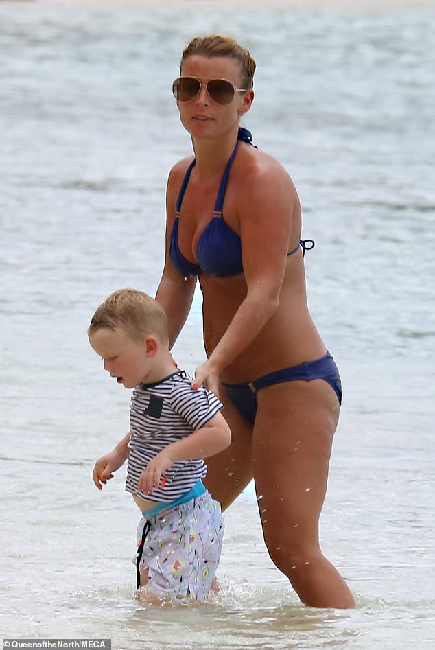 Coleen Rooney tận hưởng kỳ nghỉ b&ecirc;n c&aacute;c con - Ảnh 12.