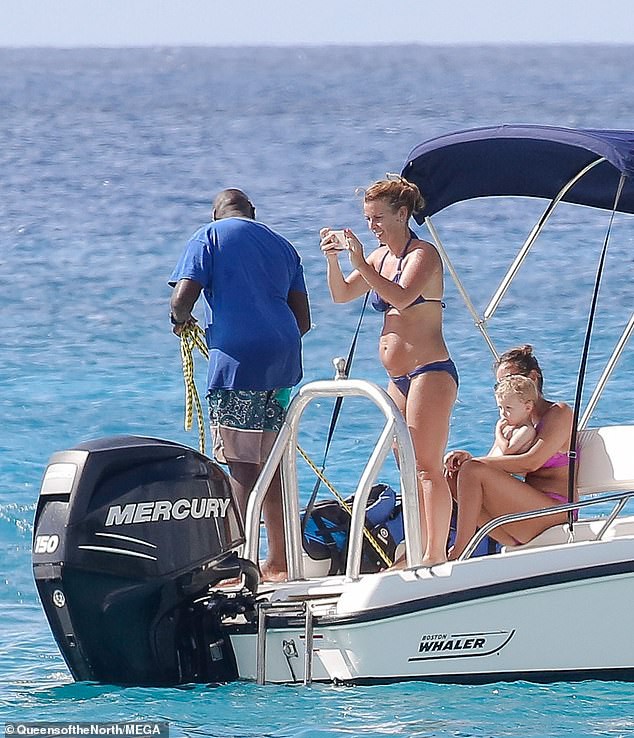 Coleen Rooney tận hưởng kỳ nghỉ b&ecirc;n c&aacute;c con - Ảnh 16.