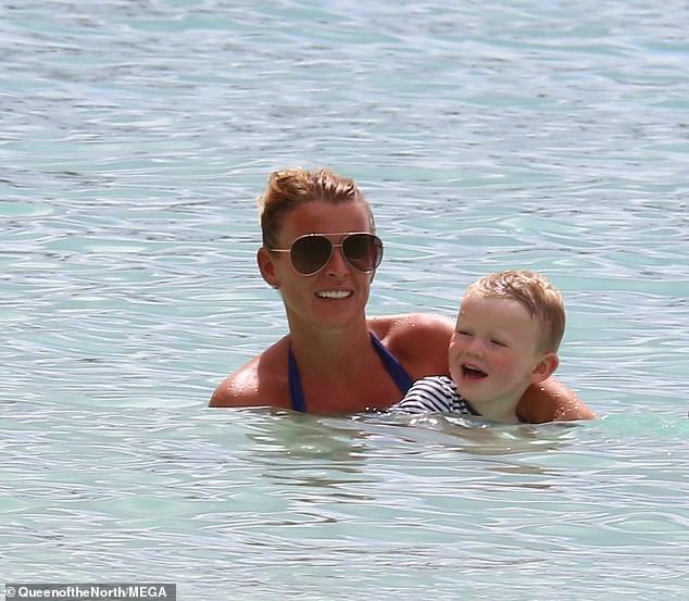 Coleen Rooney tận hưởng kỳ nghỉ b&ecirc;n c&aacute;c con - Ảnh 18.