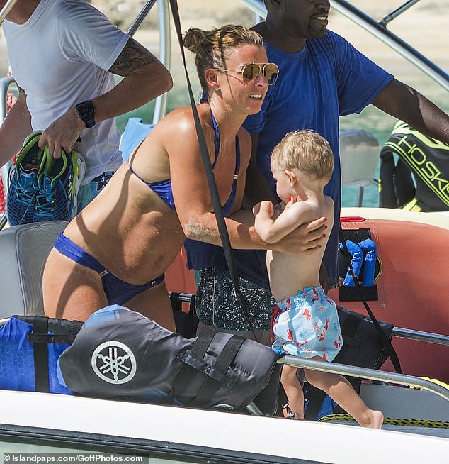 Coleen Rooney tận hưởng kỳ nghỉ b&ecirc;n c&aacute;c con - Ảnh 20.