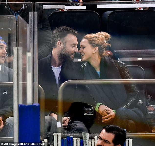 Jennifer Lawrence hạnh phúc bên bồ mới - Ảnh 2. Jennifer Lawrence hạnh phúc bên bồ mới - Ảnh 2.