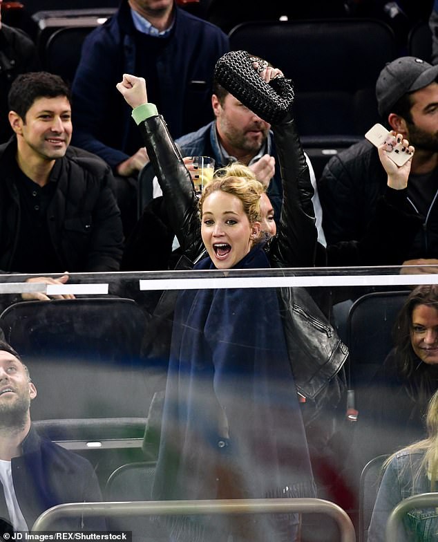 Jennifer Lawrence hạnh phúc bên bồ mới - Ảnh 10. Jennifer Lawrence hạnh phúc bên bồ mới - Ảnh 10.