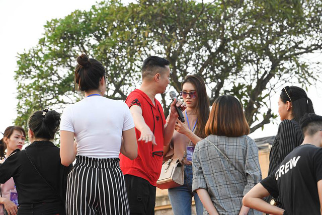 Bà xã Minh Tiệp làm vedette trình diễn áo dài của NTK Đỗ Trịnh Hoài Nam - Ảnh 10.