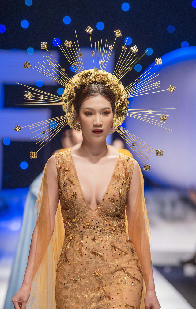 Hoa hậu Phí Thùy Linh sợ ông xã đại gia mắng vì hở ngực hết cỡ làm vedette - Ảnh 2. Hoa hậu Phí Thùy Linh sợ ông xã đại gia mắng vì hở ngực hết cỡ làm vedette - Ảnh 2.