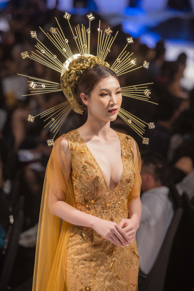 Hoa hậu Phí Thùy Linh sợ ông xã đại gia mắng vì hở ngực hết cỡ làm vedette - Ảnh 8. Hoa hậu Phí Thùy Linh sợ ông xã đại gia mắng vì hở ngực hết cỡ làm vedette - Ảnh 8.