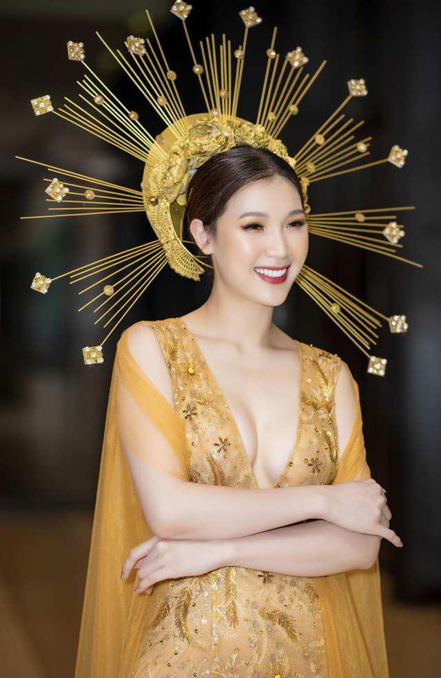 Hoa hậu Phí Thùy Linh sợ ông xã đại gia mắng vì hở ngực hết cỡ làm vedette - Ảnh 10. Hoa hậu Phí Thùy Linh sợ ông xã đại gia mắng vì hở ngực hết cỡ làm vedette - Ảnh 10.