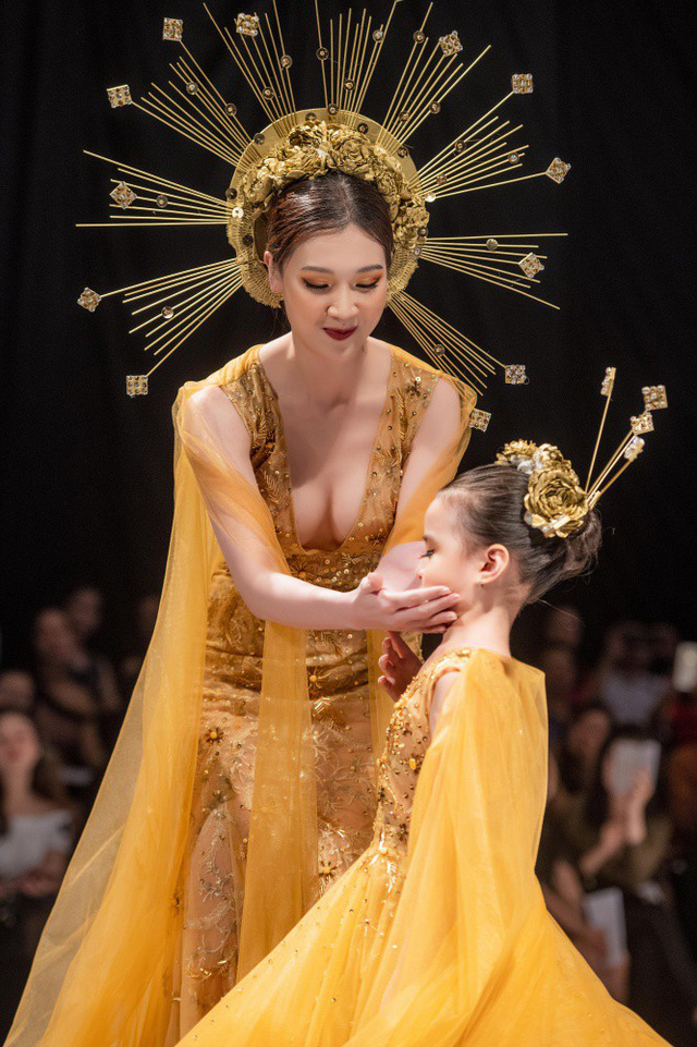 Hoa hậu Phí Thùy Linh sợ ông xã đại gia mắng vì hở ngực hết cỡ làm vedette - Ảnh 14. Hoa hậu Phí Thùy Linh sợ ông xã đại gia mắng vì hở ngực hết cỡ làm vedette - Ảnh 14.