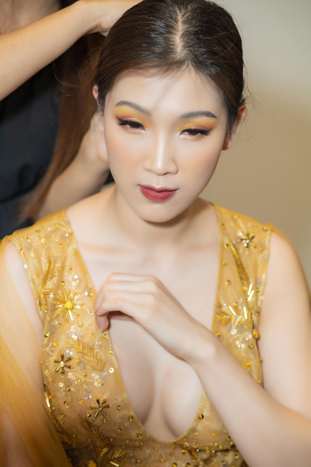 Hoa hậu Phí Thùy Linh sợ ông xã đại gia mắng vì hở ngực hết cỡ làm vedette - Ảnh 16. Hoa hậu Phí Thùy Linh sợ ông xã đại gia mắng vì hở ngực hết cỡ làm vedette - Ảnh 16.