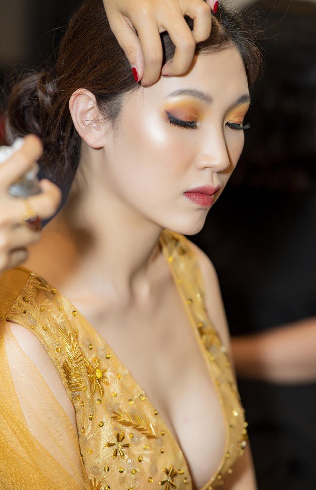 Hoa hậu Phí Thùy Linh sợ ông xã đại gia mắng vì hở ngực hết cỡ làm vedette - Ảnh 18. Hoa hậu Phí Thùy Linh sợ ông xã đại gia mắng vì hở ngực hết cỡ làm vedette - Ảnh 18.