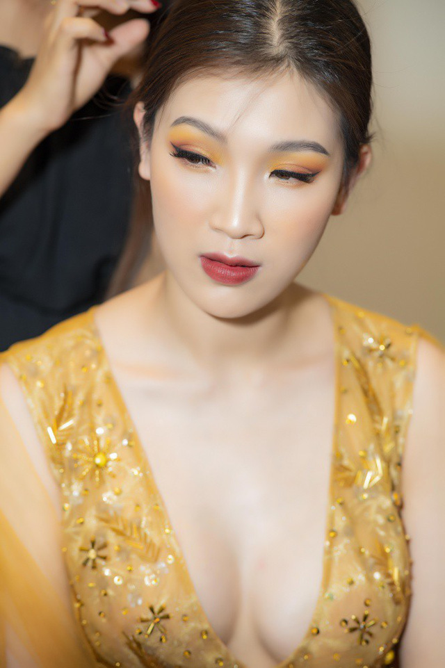 Hoa hậu Phí Thùy Linh sợ ông xã đại gia mắng vì hở ngực hết cỡ làm vedette - Ảnh 20. Hoa hậu Phí Thùy Linh sợ ông xã đại gia mắng vì hở ngực hết cỡ làm vedette - Ảnh 20.