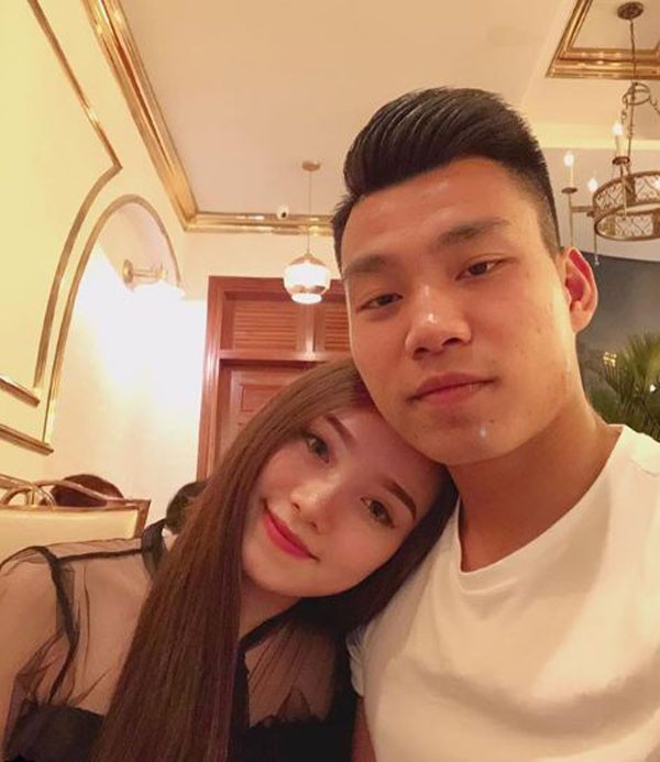 Những khoảnh khắc “tình bể bình” của cầu thủ U23 Việt Nam với bạn gái - Ảnh 8.