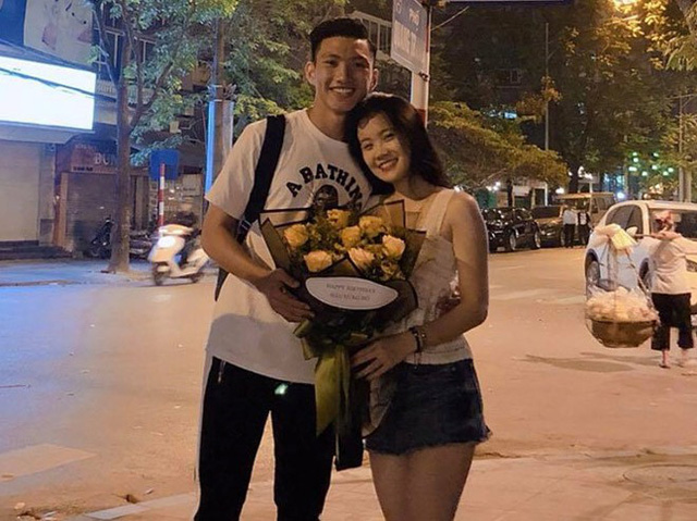 Những khoảnh khắc “tình bể bình” của cầu thủ U23 Việt Nam với bạn gái - Ảnh 16.