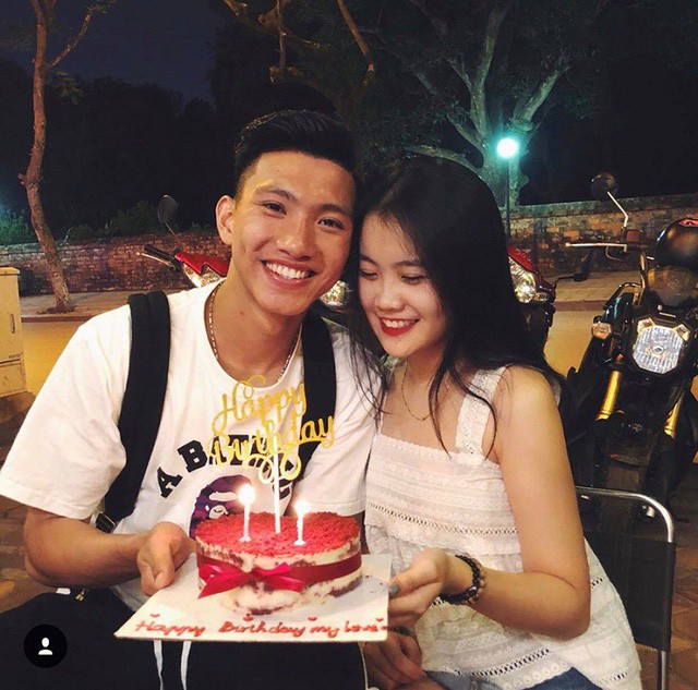 Những khoảnh khắc “tình bể bình” của cầu thủ U23 Việt Nam với bạn gái - Ảnh 18.