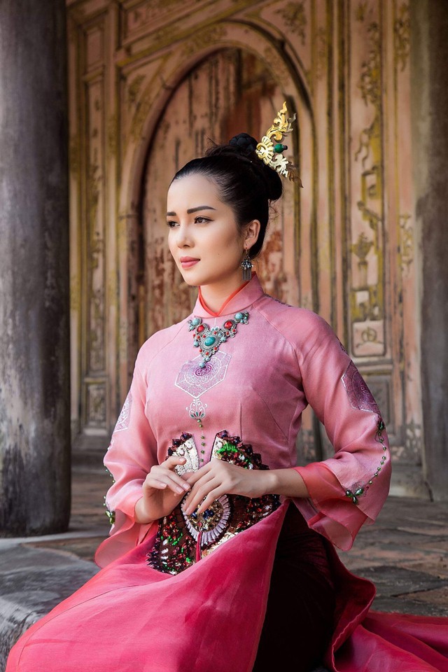 Hoa khôi Huỳnh Thúy Vi dịu dàng trong tà áo dài mang nét cung đình xưa - Ảnh 2. Hoa khôi Huỳnh Thúy Vi dịu dàng trong tà áo dài mang nét cung đình xưa - Ảnh 2.