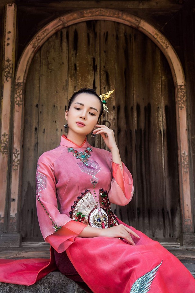 Hoa khôi Huỳnh Thúy Vi dịu dàng trong tà áo dài mang nét cung đình xưa - Ảnh 8. Hoa khôi Huỳnh Thúy Vi dịu dàng trong tà áo dài mang nét cung đình xưa - Ảnh 8.