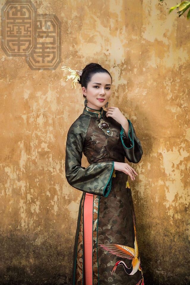 Hoa khôi Huỳnh Thúy Vi dịu dàng trong tà áo dài mang nét cung đình xưa - Ảnh 12. Hoa khôi Huỳnh Thúy Vi dịu dàng trong tà áo dài mang nét cung đình xưa - Ảnh 12.
