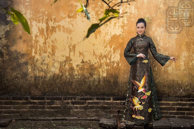 Hoa khôi Huỳnh Thúy Vi dịu dàng trong tà áo dài mang nét cung đình xưa - Ảnh 14. Hoa khôi Huỳnh Thúy Vi dịu dàng trong tà áo dài mang nét cung đình xưa - Ảnh 14.