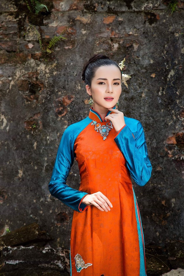 Hoa khôi Huỳnh Thúy Vi dịu dàng trong tà áo dài mang nét cung đình xưa - Ảnh 18. Hoa khôi Huỳnh Thúy Vi dịu dàng trong tà áo dài mang nét cung đình xưa - Ảnh 18.