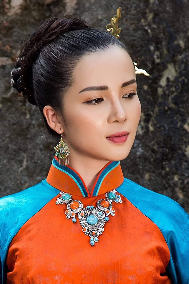 Hoa khôi Huỳnh Thúy Vi dịu dàng trong tà áo dài mang nét cung đình xưa - Ảnh 22. Hoa khôi Huỳnh Thúy Vi dịu dàng trong tà áo dài mang nét cung đình xưa - Ảnh 22.