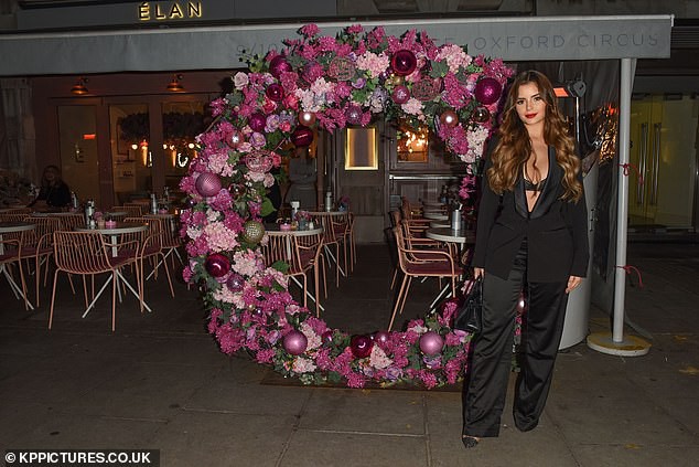 Demi Rose lấp ló ngực đầy - Ảnh 12. Demi Rose lấp ló ngực đầy - Ảnh 12.