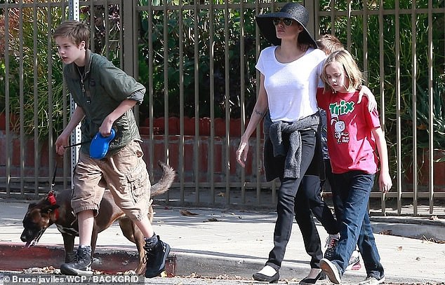 Angelina Jolie đưa con dạo phố cuối tuần - Ảnh 2. Angelina Jolie đưa con dạo phố cuối tuần - Ảnh 2.