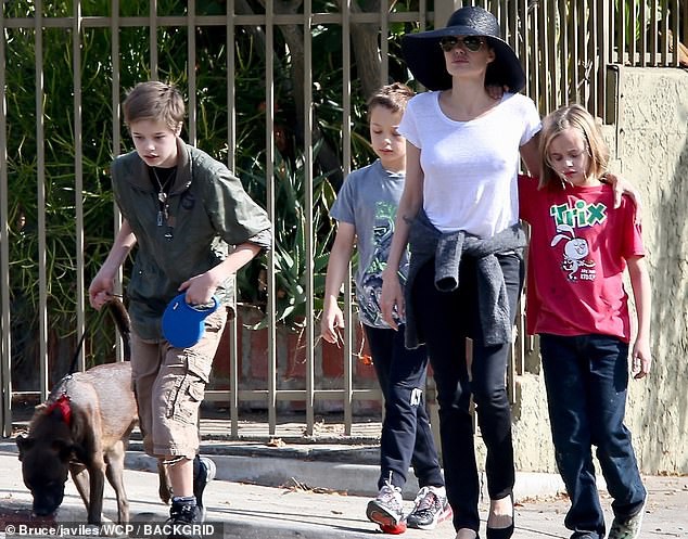Angelina Jolie đưa con dạo phố cuối tuần - Ảnh 4. Angelina Jolie đưa con dạo phố cuối tuần - Ảnh 4.